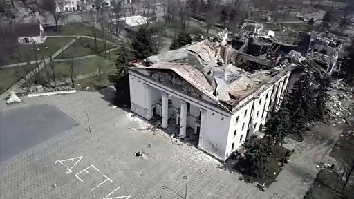 Theater nach dem Luftangriff. Screenshot aus dem BBC-Video, 11. April 2022
